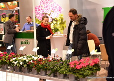 Antonia Feindura talking with a visitor. 